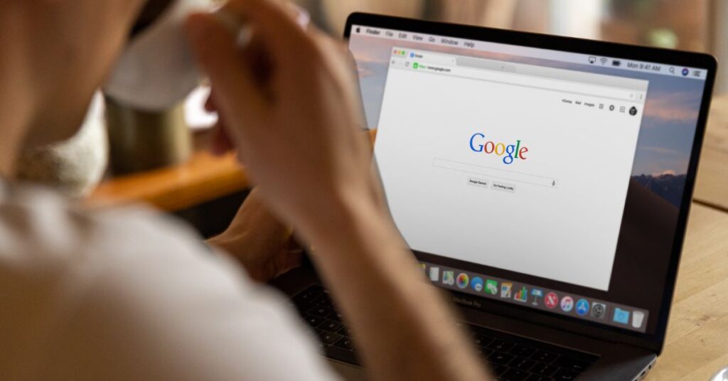 Orang sedang buat kerja SEO